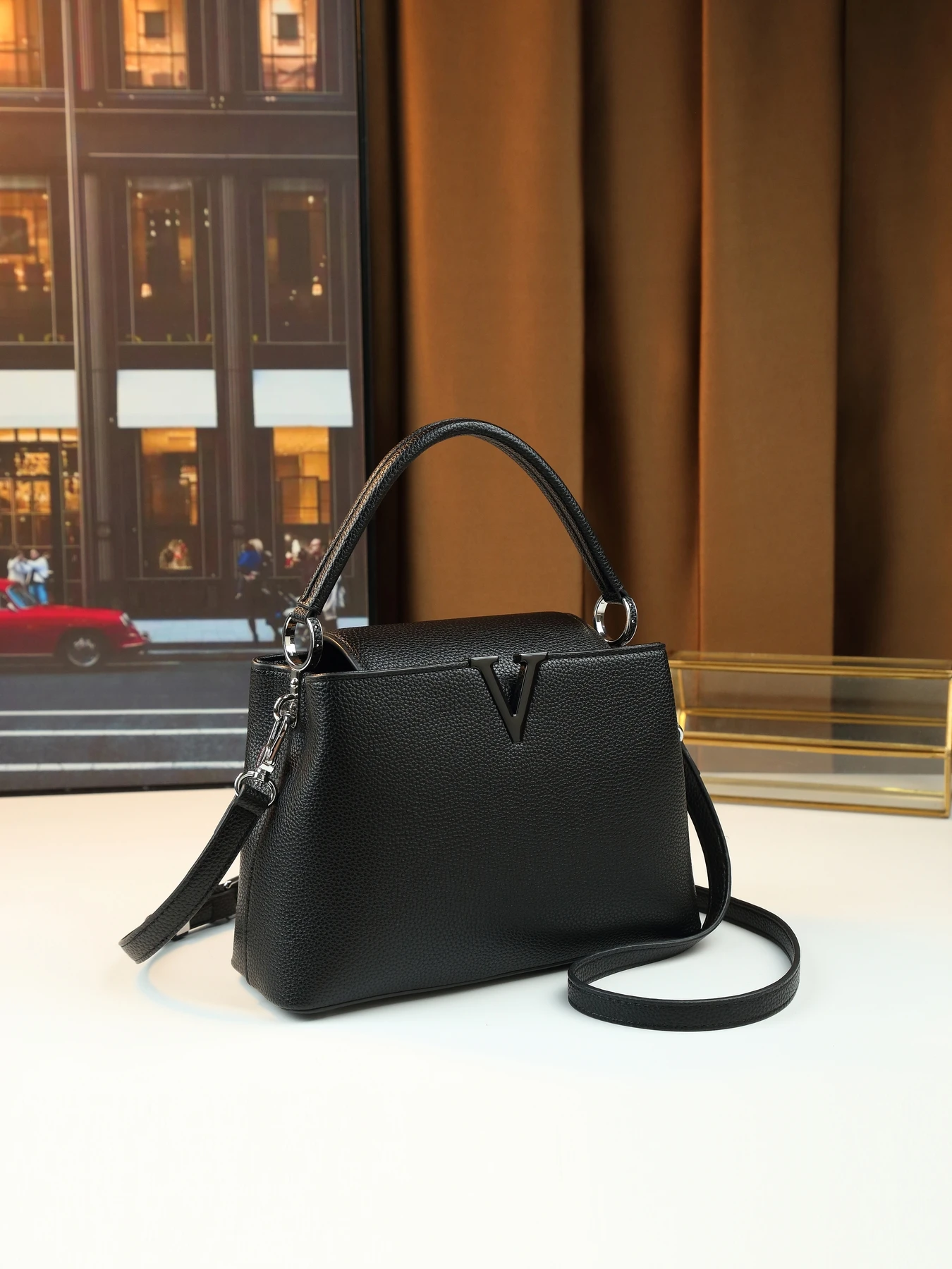 

Simple high-end middle-aged lady going out carrying Boston small square bag commuter bag