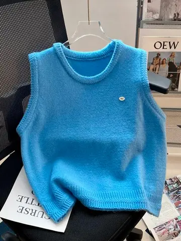 A Solid-Color, Loose-Fitting Crew-Neck Knit Vest—Perfect for Layering in the Fall—Ideal for Dates, Commuting, and Lounging