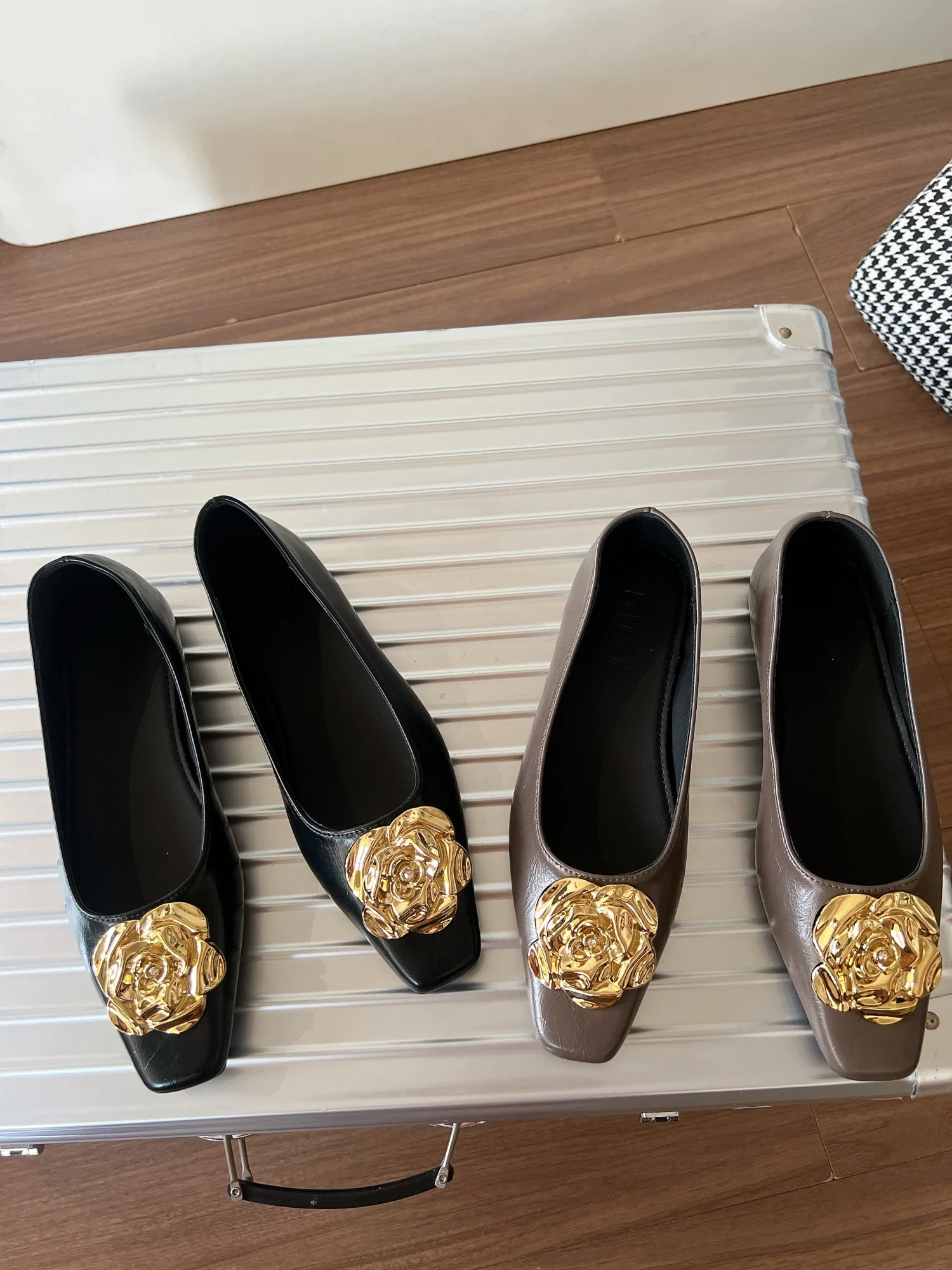 

2025 New Fashionable European American Style Square-Toe Women's Metal Buckle Flower Flat Shoes Office Retro Slip On Mary Janes