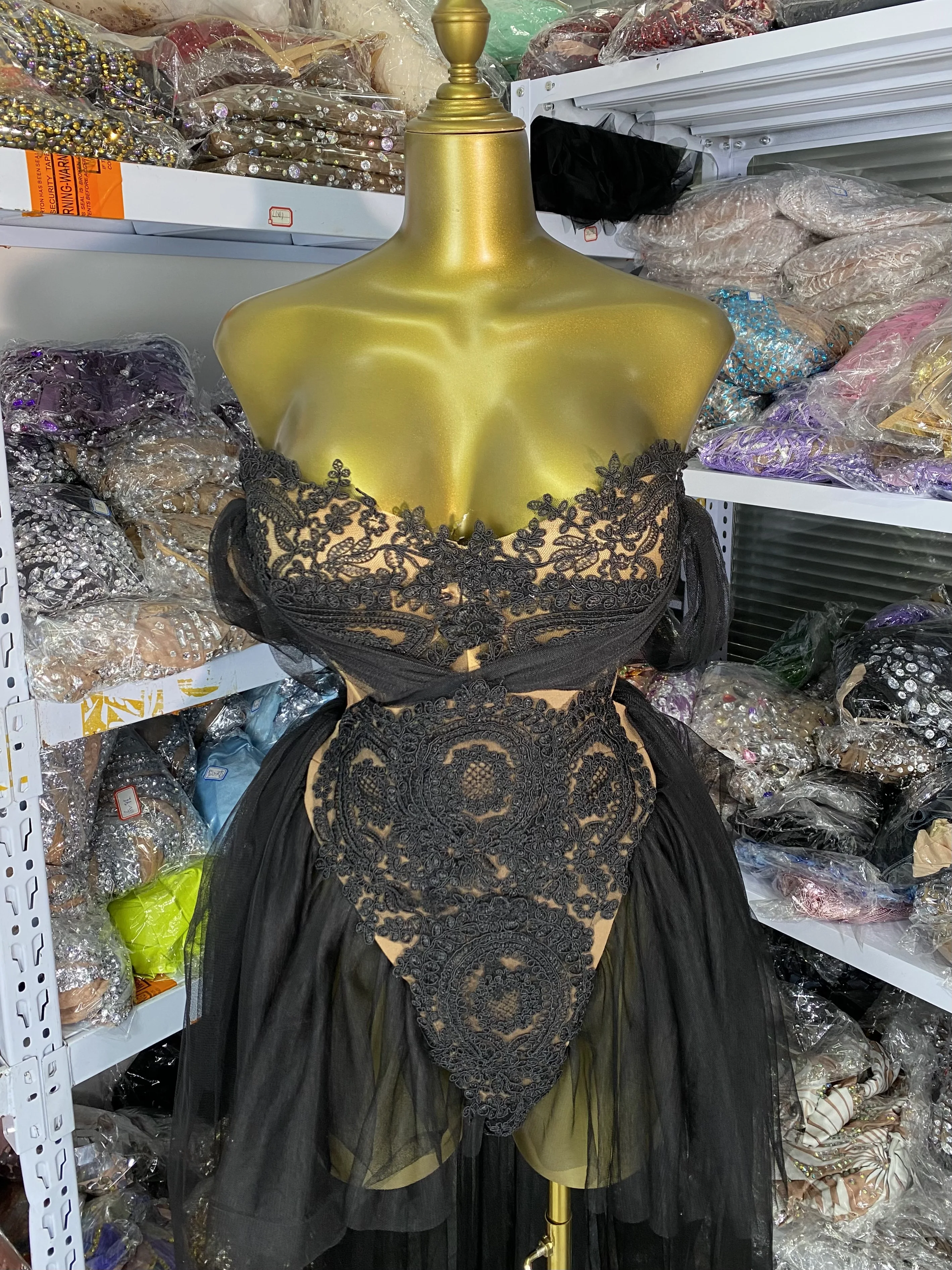 فستان نسائي فاخر للحفلات المسائية أسود بدون حمالات مطرز بالدانتيل وتنورة قصيرة من الأمام وطويلة من الخلف شبكية مكونة من قطعتين