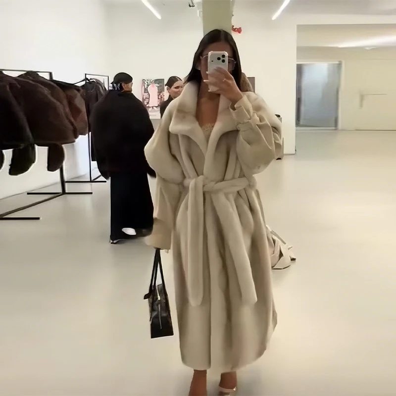 المرأة فو الفراء حزام سميك معطف الشتاء الدافئة الفاخرة رقيق فروي ملابس خارجية ركاب معطف 2025 المرأة ملابس عصرية جديدة