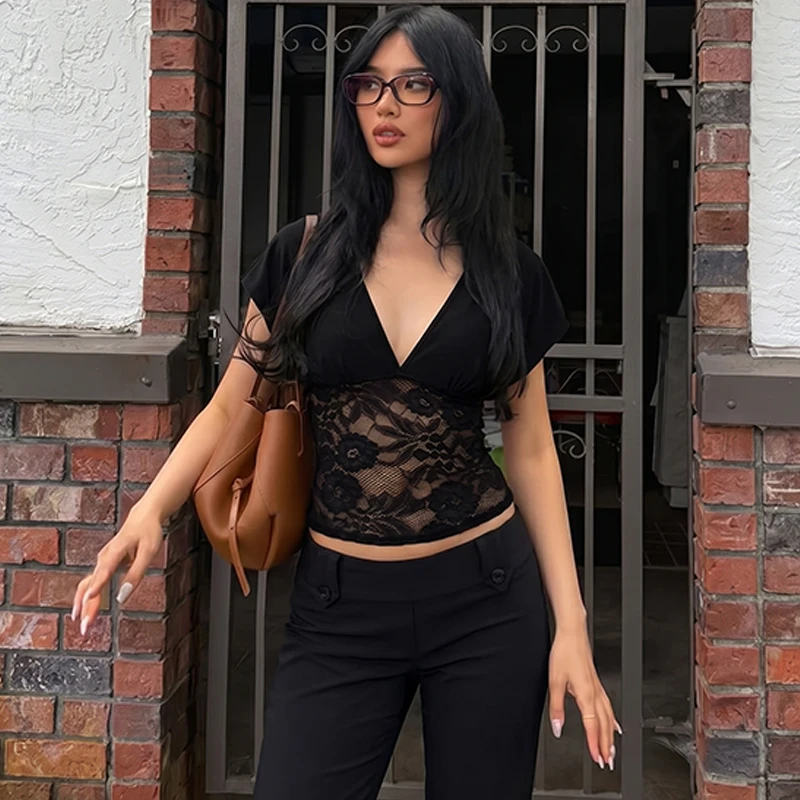 Hugcitar Modisches V-Ausschnitt Einfarbiges Kurzarm-Patchwork-Spitzen-Oberteil Sexy Loses Crop-T-Shirt Transparentes Sommer-Damen-T-Shirt für Party und Nachtclub – Detail 31