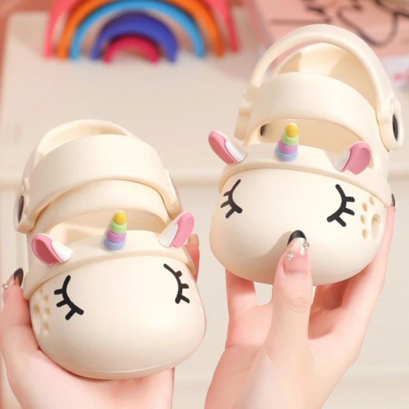 

Летние детские сандалии 2026: Новая корейская версия, мягкие, модные, в конфетных цветах, нескользящие, для пляжа и улицы