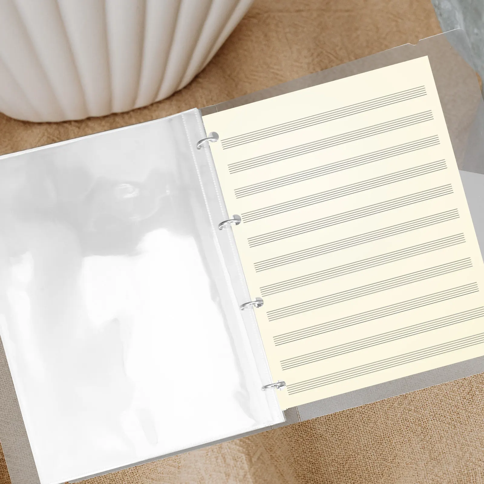 

Папка для нот формата А4 с прозрачной обложкой, вмещает 30 страниц, из ПП-материала, с 4 кольцами, дизайн с О-образными кольцами