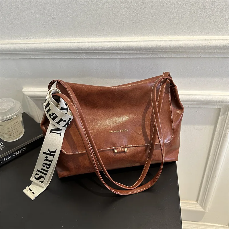 High-grade Sense Big Shoulder Bag New Tide Autumn Winter Retro Shoulder Bag Female Large-capacity Fashion Commuter Shoulder Bag