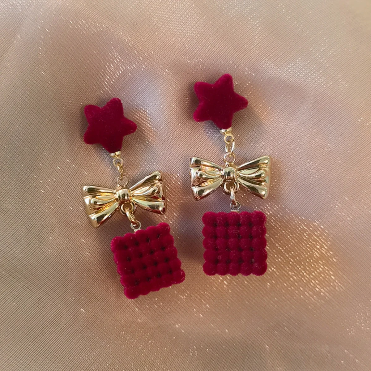 Elegant Red Flocking Star Gift Box Drop Earrings For Women Fashion Vintage Red Velvet Bowknot Spiral Earrings Party Jewelry Gift