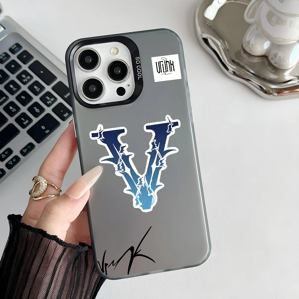 حافظة هاتف أنيقة على شكل حرف V IMD لون فضي لهاتف آيفون 16 15 14 13 12 11 Pro Max Plus