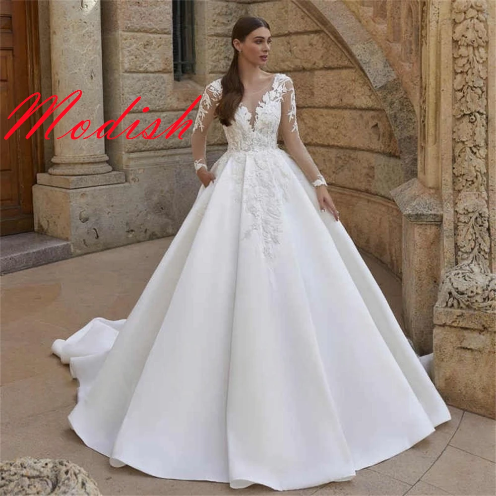 Maßgeschneidertes elegantes Brautkleid aus weißem Satin, exquisites Brautkleid mit Rundhalsausschnitt und langen Ärmeln, Kapellenschleppe, Knöpfen am Rücken