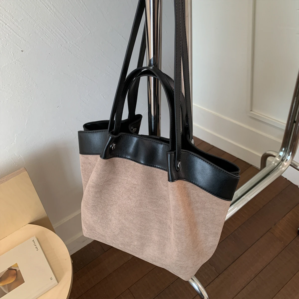 

Fashion Womens Plush Quilted Shoulder Tote Bag Large Capacity Magnetic Clasp Soft Material Adjustable Strap Daily Commute