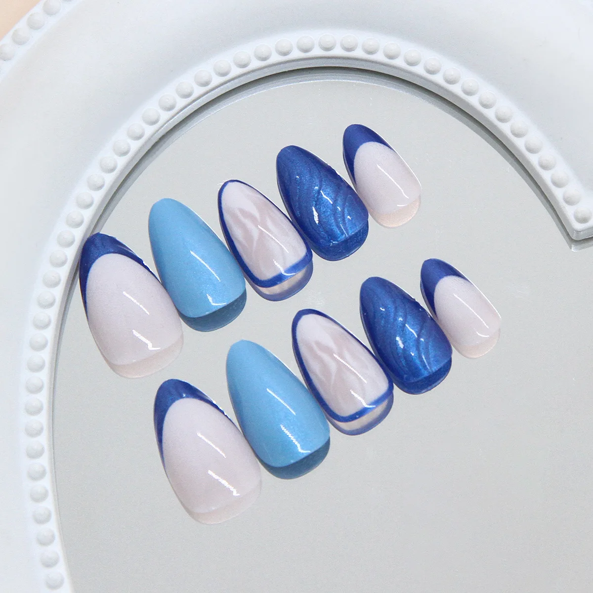 24 Stück lange, quadratische Nägel zum Aufdrücken – Y2K-Stil mit 3D-Lilie, funkelnden Strasssteinen und goldenen Perlen |   Glamouröses Design