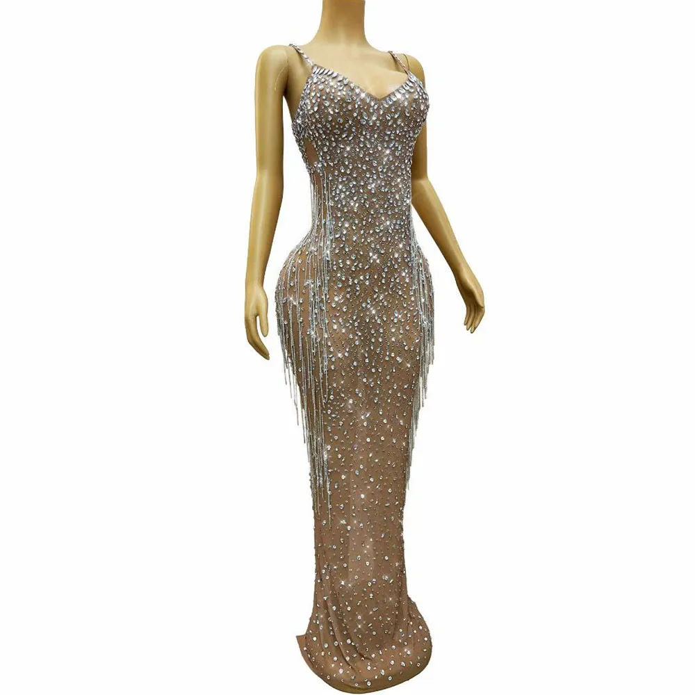 ชุดเดรสตาข่ายสีนู้ดประดับคริสตัลและโซ่แบบเซ็กซี่สำหรับผู้หญิง ใส่ไปงานปาร์ตี้ งานเฉลิมฉลอง งานราตรี ถ่ายภาพบนพรมแดง หรือการแสดงบนเวที