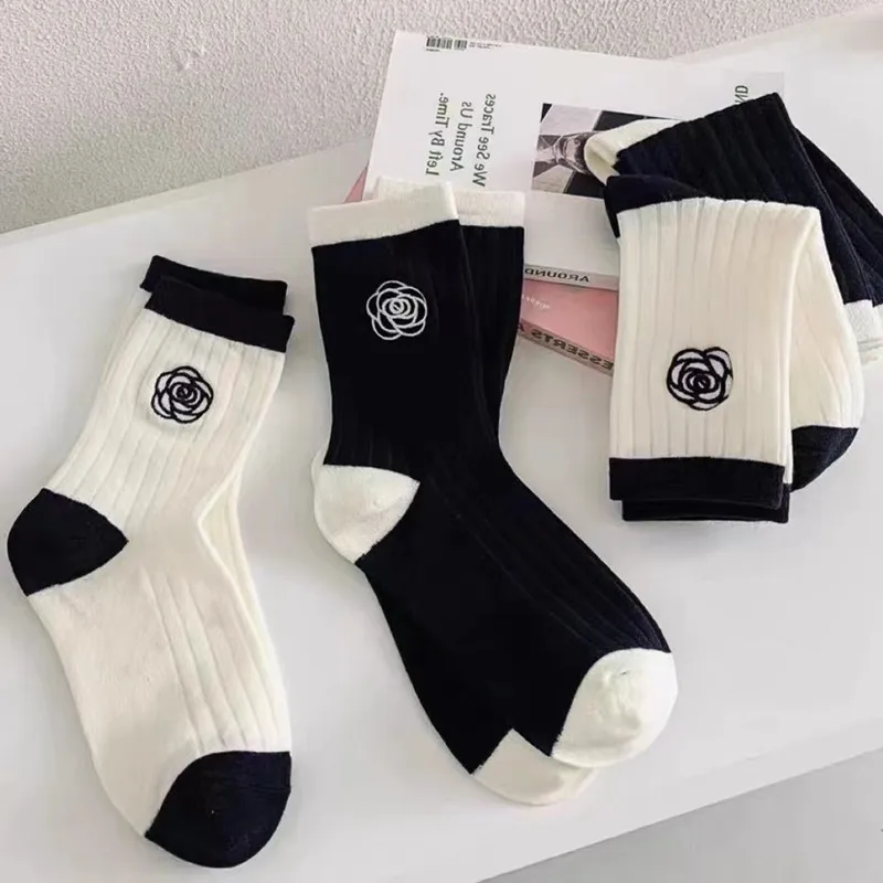 2 Paar Damen-Socken mit vier Jahreszeiten, Oberbekleidung, College-Stil, lange Röhre, Kamelien-Stickerei, koreanischer Stil, Socken aus reiner Baumwolle ﻿