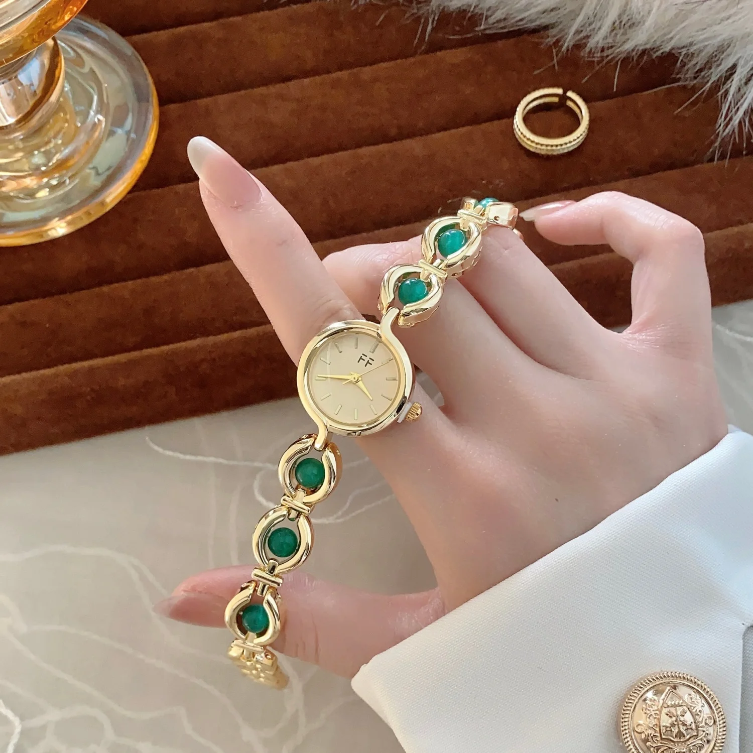 Elegant Round Watch for Women - Stones Watches & Jewelry In Sweden Ab 评论和价格