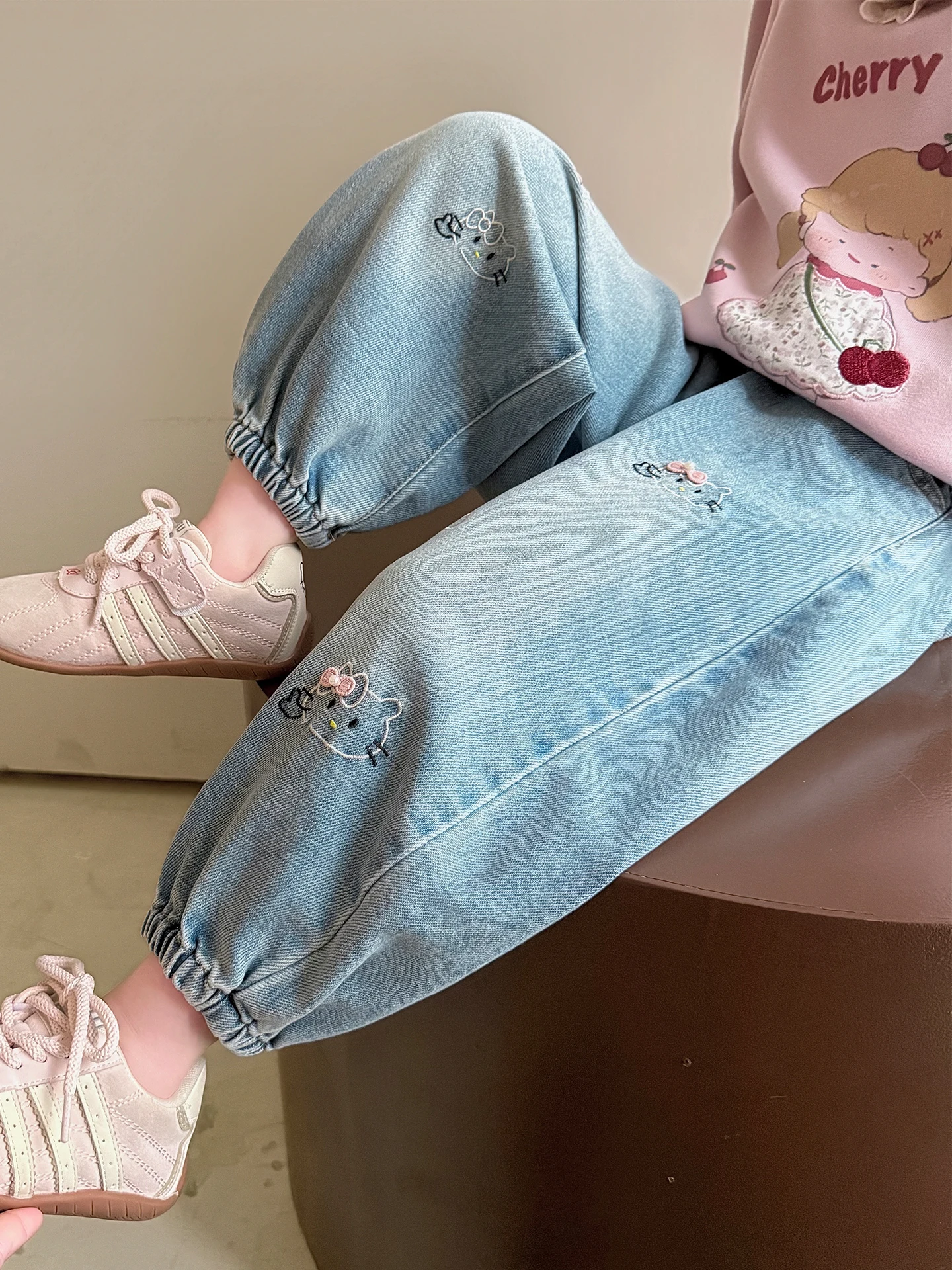 女の子刺繍デニムパンツ春秋ルーズウエストパンツ子供のファッショナブルな韓国スタイルの長ズボン子供用