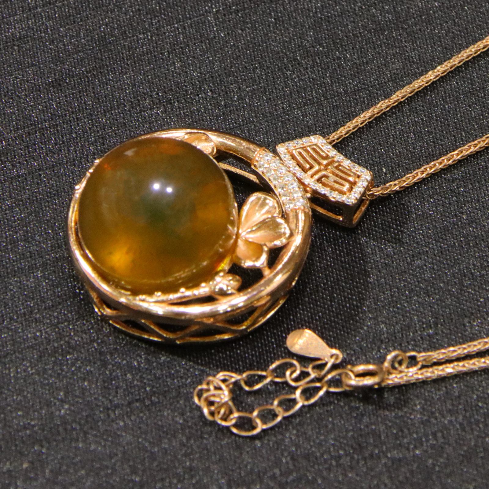 Pure Silver Setting Natural Mexican Blue Amber Lotus Shaped Pendant Amber Bead 17mm With a Pure Silver Necklace