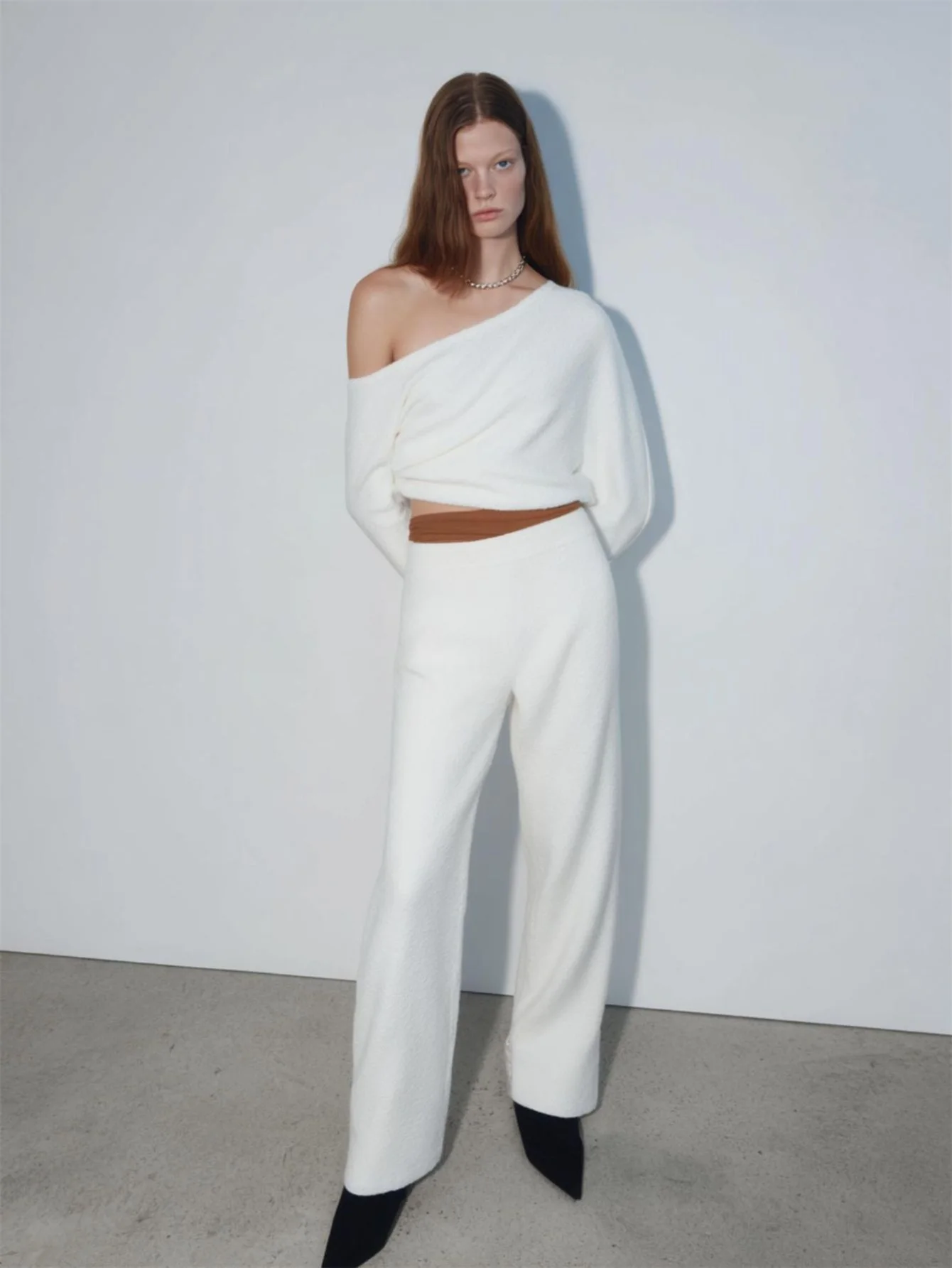 طقم خريفي نسائي بسيط عادي كم طويل بكتف واحد تي شيرت قصير وسراويل كاملة الطول ملابس غير رسمية