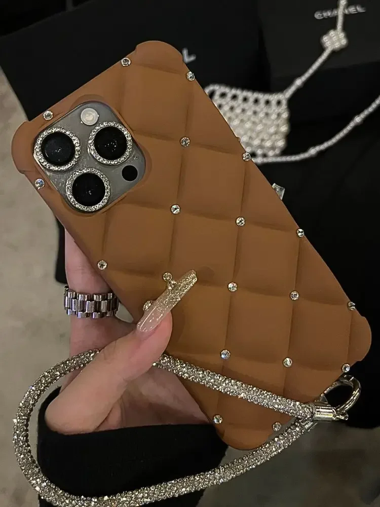 

Luxury C Designer Case for iPhone 15 Pro Max 14 Glitter Shiny Rhinestone Chain Strap Phone Holder Cover for iPhone 13 11 12 Capa