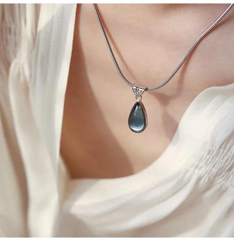 Französische Retro-Halskette in Olivgrün und Blau mit Tropfenform, Farbbeständig, Nischen-Design, Eleganter Alltags- und Dating-Schmuck für Damen – Detail 7
