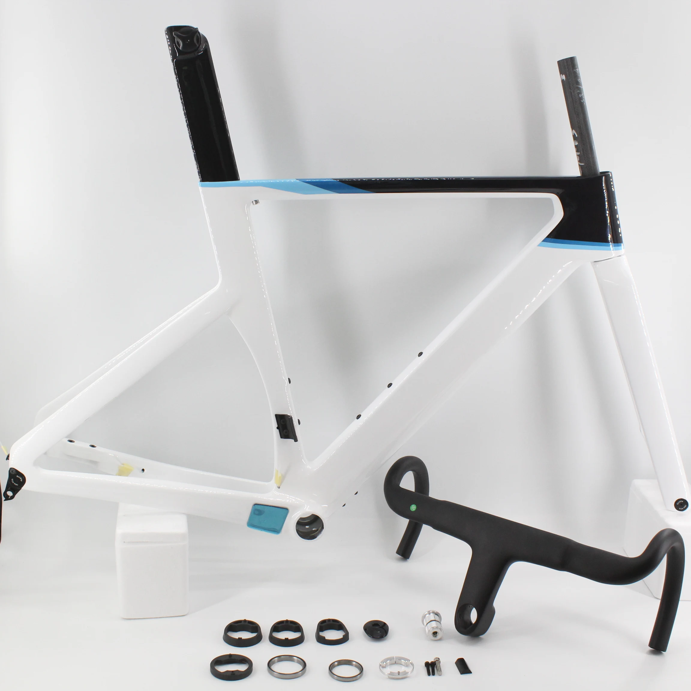 

Новый 700C полностью скрытый гоночный шоссейный велосипед, полностью карбоновый велосипед, сквозная ось, рама дискового тормоза, карбоновая вилка + подседельный штырь + руль