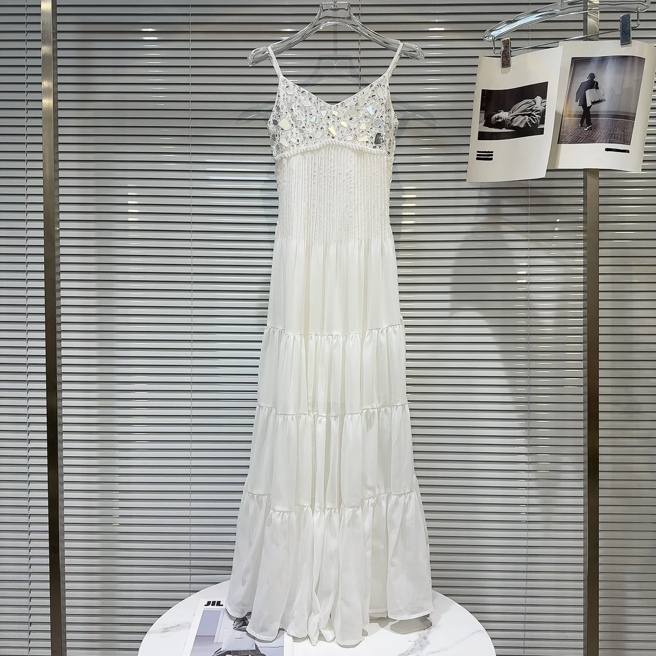 กระโปรงทรงเอเอวสูงผ้าซาตินประดับลูกปัดกระจก ดีไซน์สไตล์ฝรั่งเศส รุ่นใหม่ ฤดูใบไม้ผลิ 2026