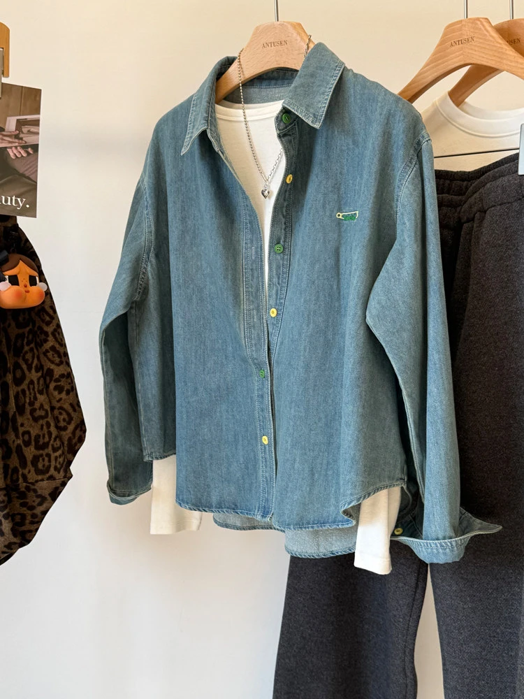 

Ретро-куртка из денима в корейском стиле для женщин, с эффектом потертости, винтажным отложным воротником, весенним дизайном, вышивкой и брошью-значком