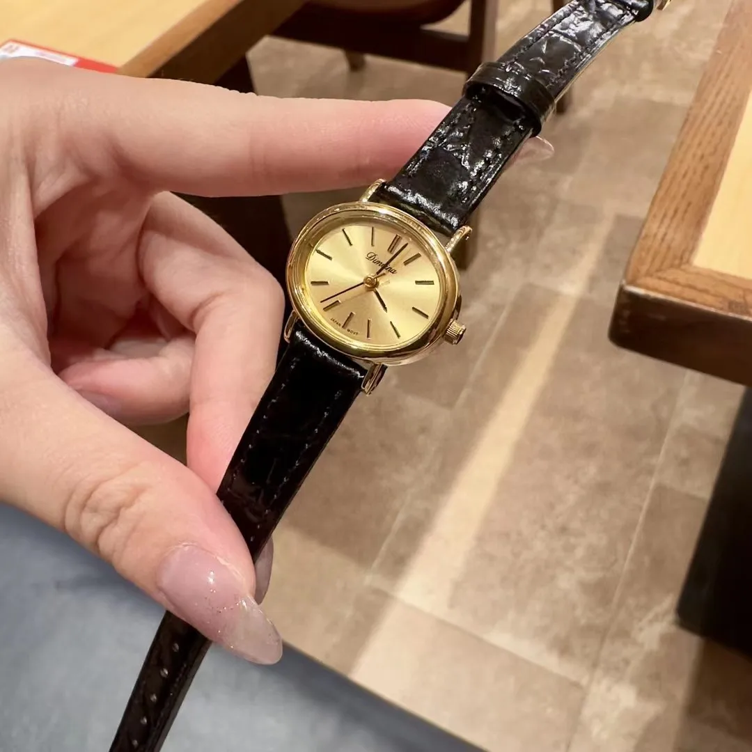 Autumn and Winter New Women's Watch Small and Simple Waterproof Leather Fashion Elegant Quartz Light Luxury.