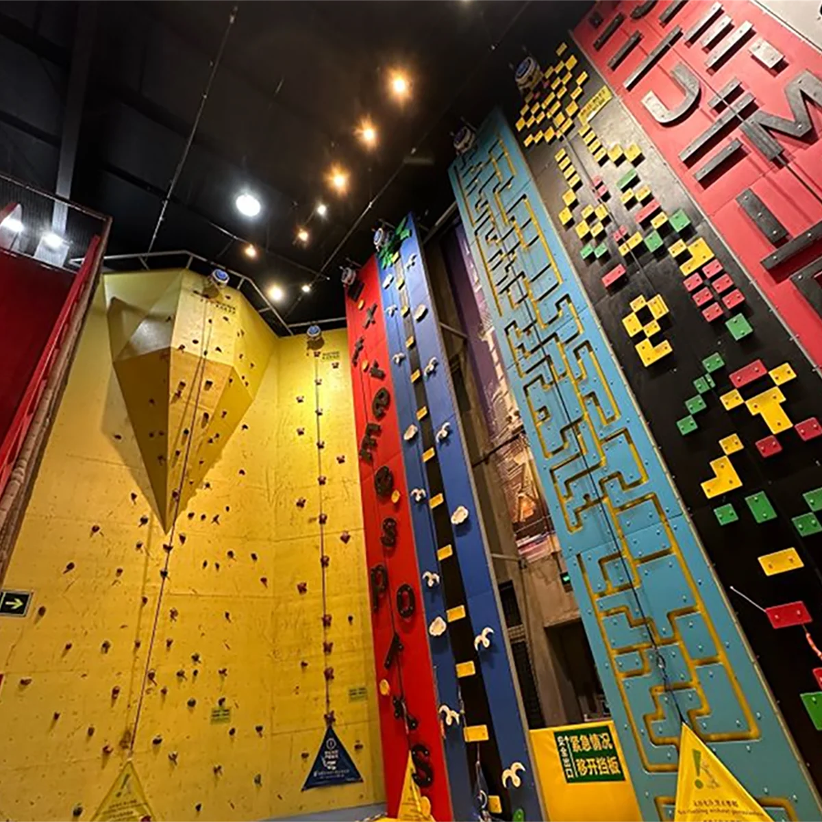 

Comfortable Grip Collision-proof Indoor Professional Climbing Wall for Children and Adults