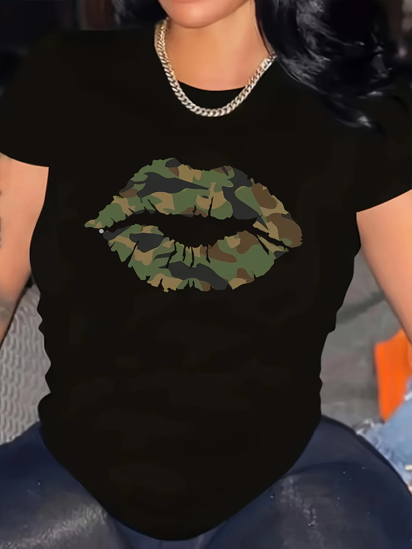 

Женская футболка с камуфляжным принтом губ и портретным принтом, пуловер с круглым вырезом и короткими рукавами, подходящий для повседневного отдыха и универсального использования