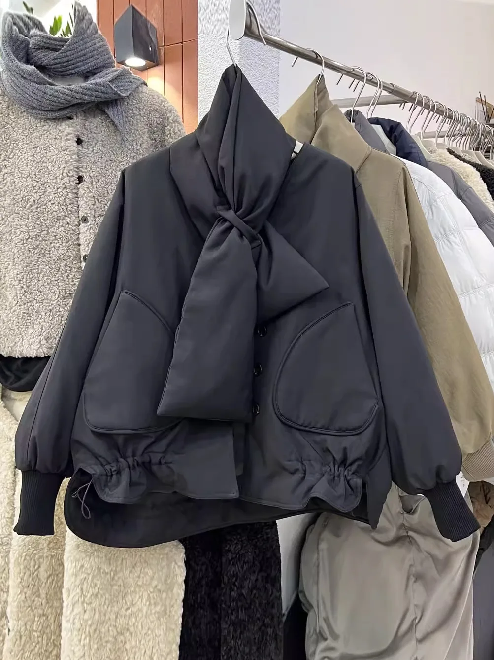 レディースシック秋冬ホワイトダックダウンルーズコート、スカーフ付き、レディースストリートウェア、Vネック、シングルブレスト、厚手暖かいダウンアウター