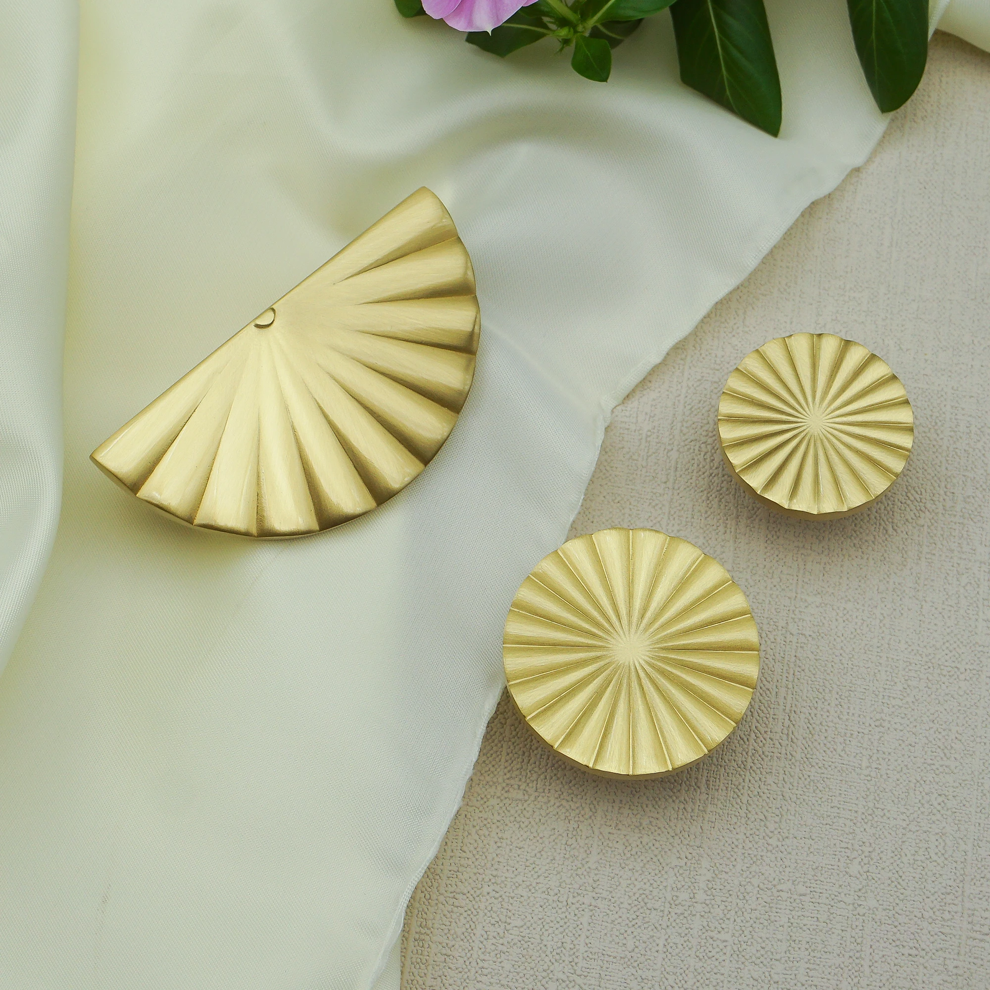 Solid Brass Gold Semicircle Cabinet Handles Round Knobs for Drawers Sunflower Wardrobe Pulls Light Luxury Furniture Hardware