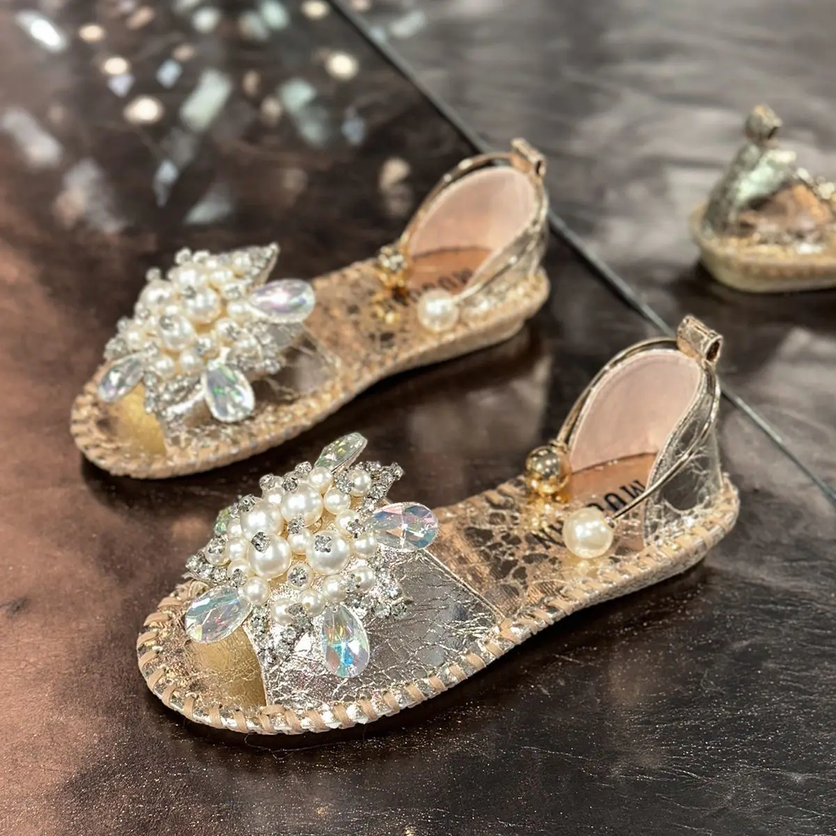 

Luxurious Beaded Sandals 2026 New Summer Women Bling Crystal Flat Sandals Female Euro-American Style Fashion Sandals 35-42