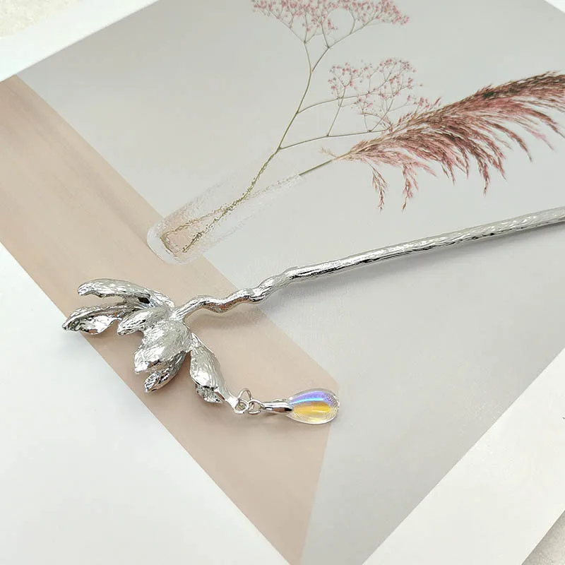 

Металлическая заколка в виде лотоса, аксессуар для волос с кисточкой в форме капли воды, современная и простая, универсальная заколка для ежедневного использования.