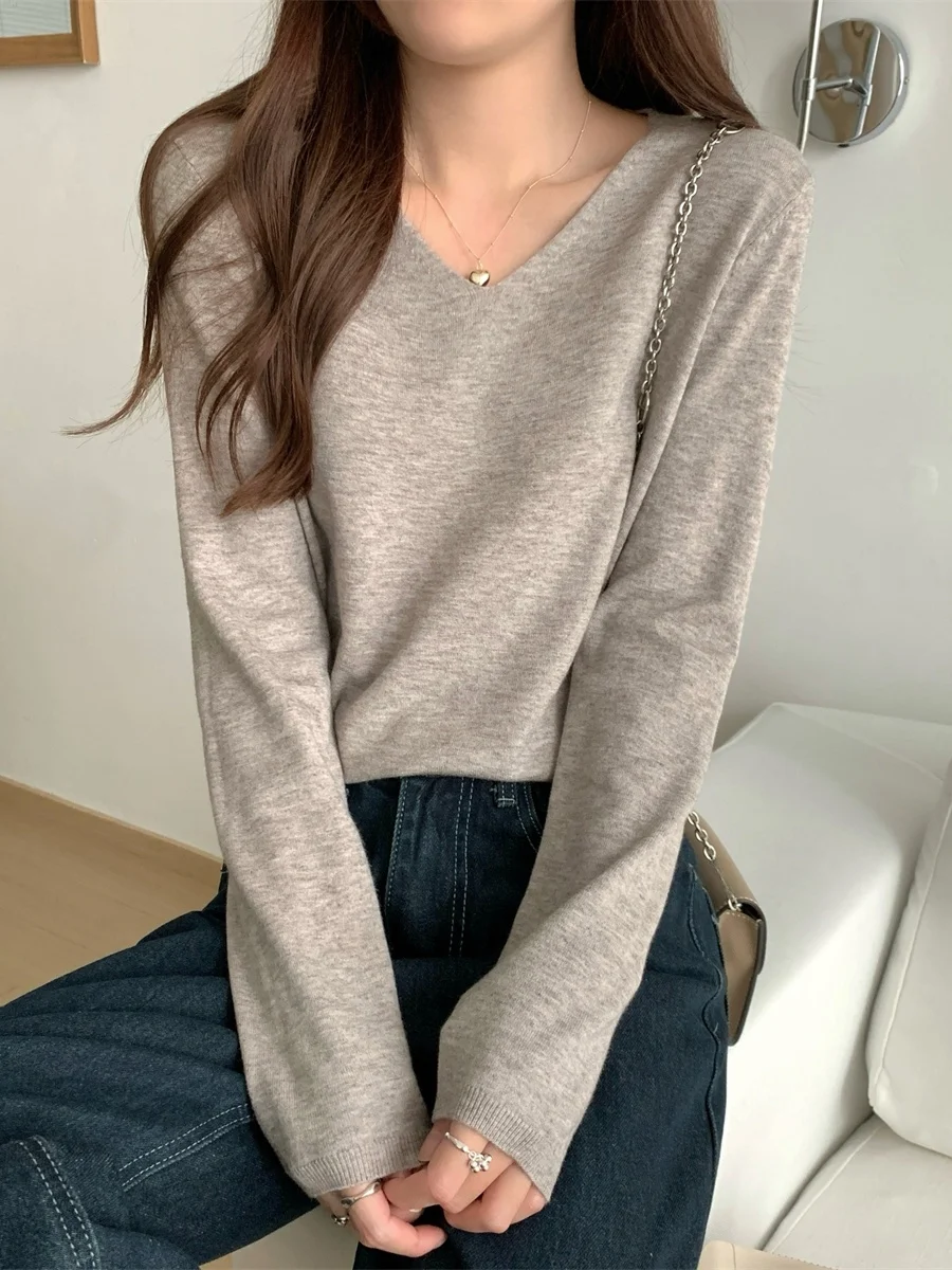 เสื้อถักผู้หญิงคอวีเนื้อนุ่มสบาย สีพื้น ใส่เป็นเสื้อตัวในได้ สไตล์ลำลอง เหมาะกับการเดินทาง แขนยาวพิเศษ ความยาวแบบอัลตร้า