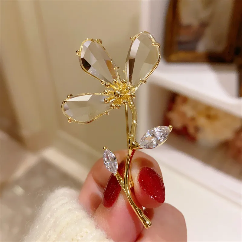 

CC Beautiful Pins for Women Transparent Crystal Brooches Elegant Corsage All-match Suit Pin Temperament Cardigan Buckles B279