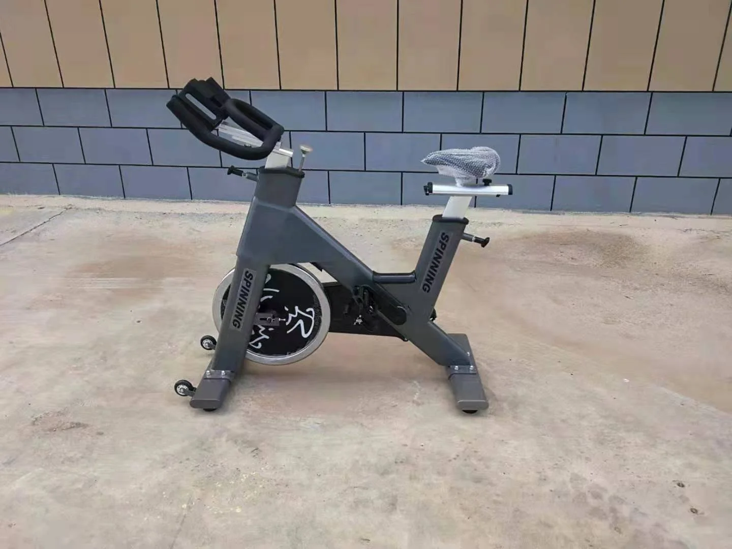 Bicicleta de ejercicio comercial para interiores, bici giratoria para gimnasio, Club de Fitness, novedad