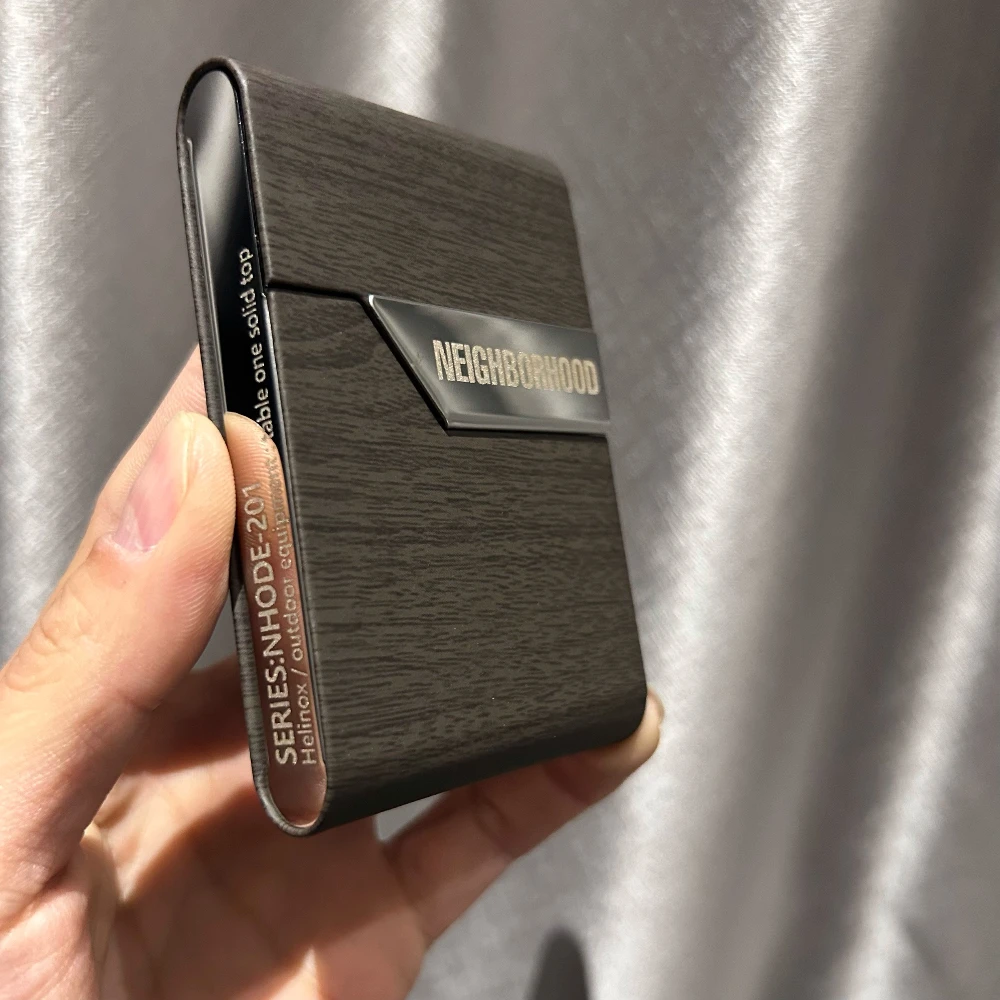 A Compact Wood-grain Cigarette Box with A Flip Lid Portable Magnetic Attraction Fashionable and Portable Men's Cigarette Box