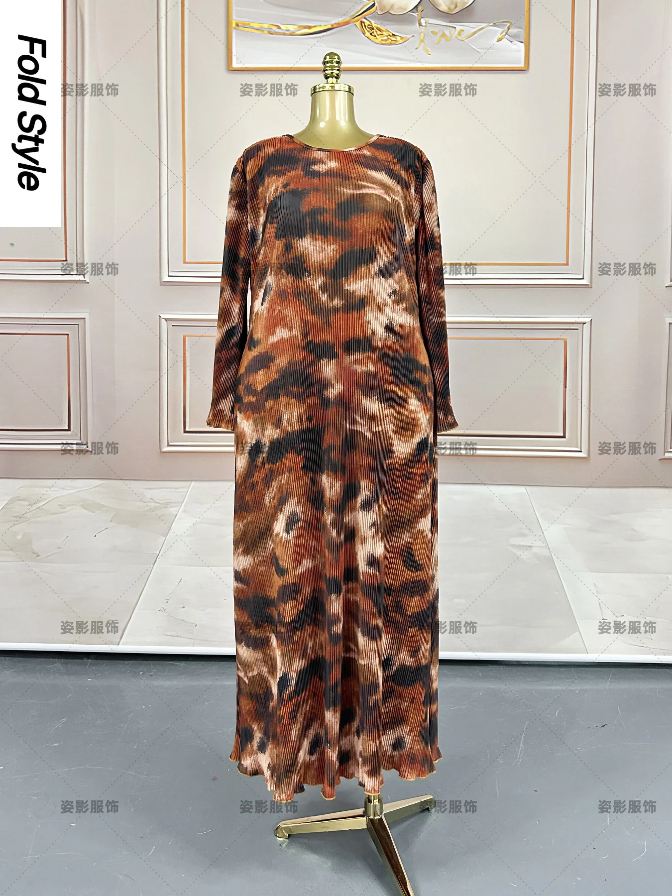 miyake-–-robe-longue-plissee-imprimee-enveloppee-dans-les-hanches-ample-legere-de-luxe-haut-sens-a-manches-longues-pour-femmes-2025