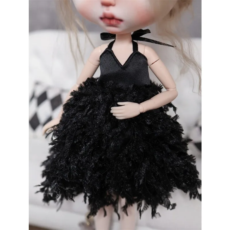 Elegantes Federkleid mit Spaghettiträgern im Maßstab 1:6, passend für Actionfiguren OB24/OB26 Slim Body Dolls – Detail 5