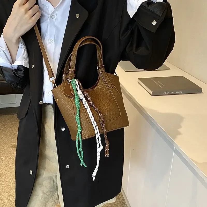 2024 Nieuwe Hoogwaardige Niche Tassen Vrouwelijke Herfst Winter Mode Enkele Schouder Crossbody Tas Hoge Kwaliteit Retro Werk Emmer Pakket