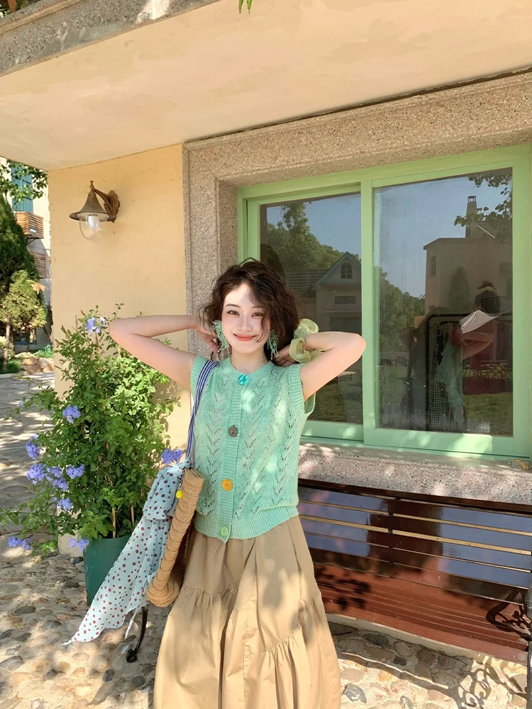 패셔너블하고 다재다능한 홀로우 아웃 숄더 브라이드메이드 베스트 여성용 슬림 니트 여름 탑 싱글 버튼 디자인 한국 스타일