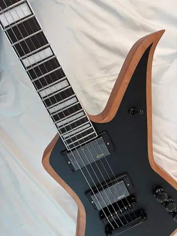 Guitare électrique personnalisée en forme d'explorateur, finition noire mate, instrument en métal