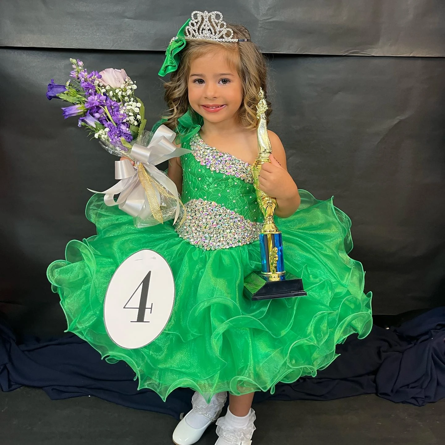 

Green Little Girl Cupcake Pageant Dress 2024 One-Shoulder AB Stone Ruffles Glitz Baby Kid Fun Fashion Runway Drama Birthday Gown