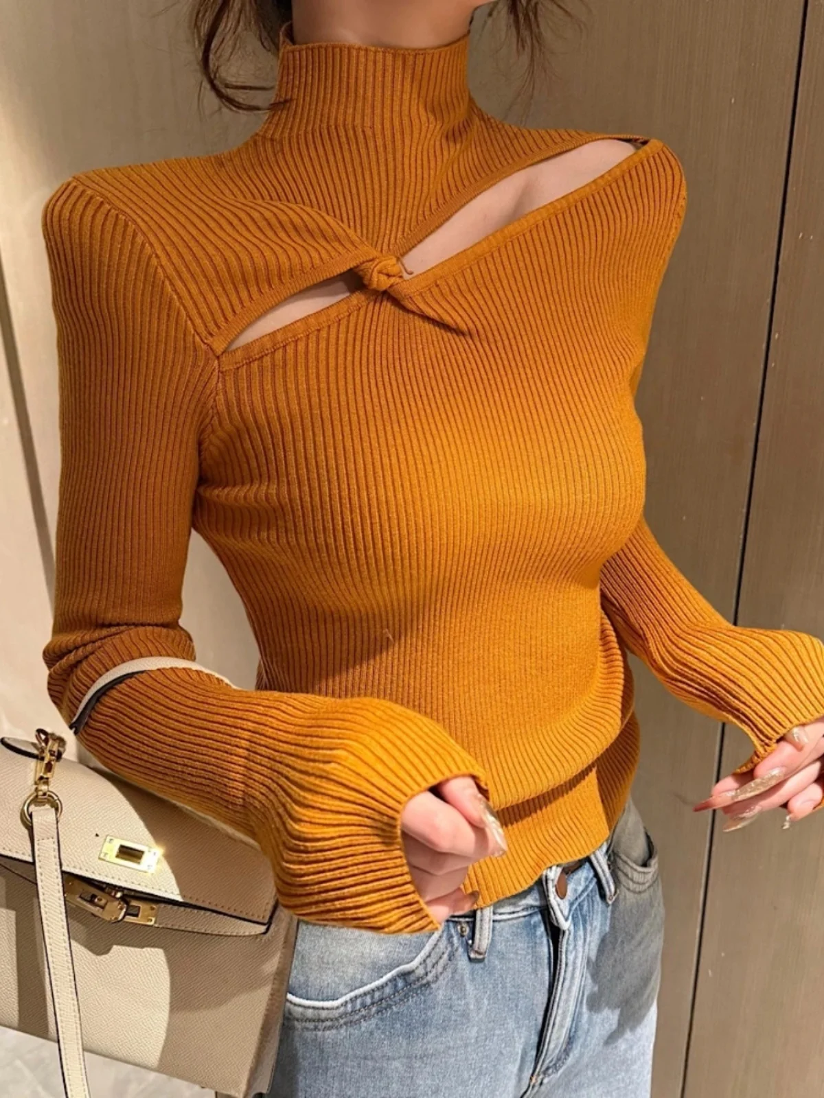 قميص نسائي أنيق محبوك بأكمام طويلة وتصميم مفرغ عند الرقبة، ملابس داخلية أنيقة ونحيفة باللون الأسود بأسلوب عملي