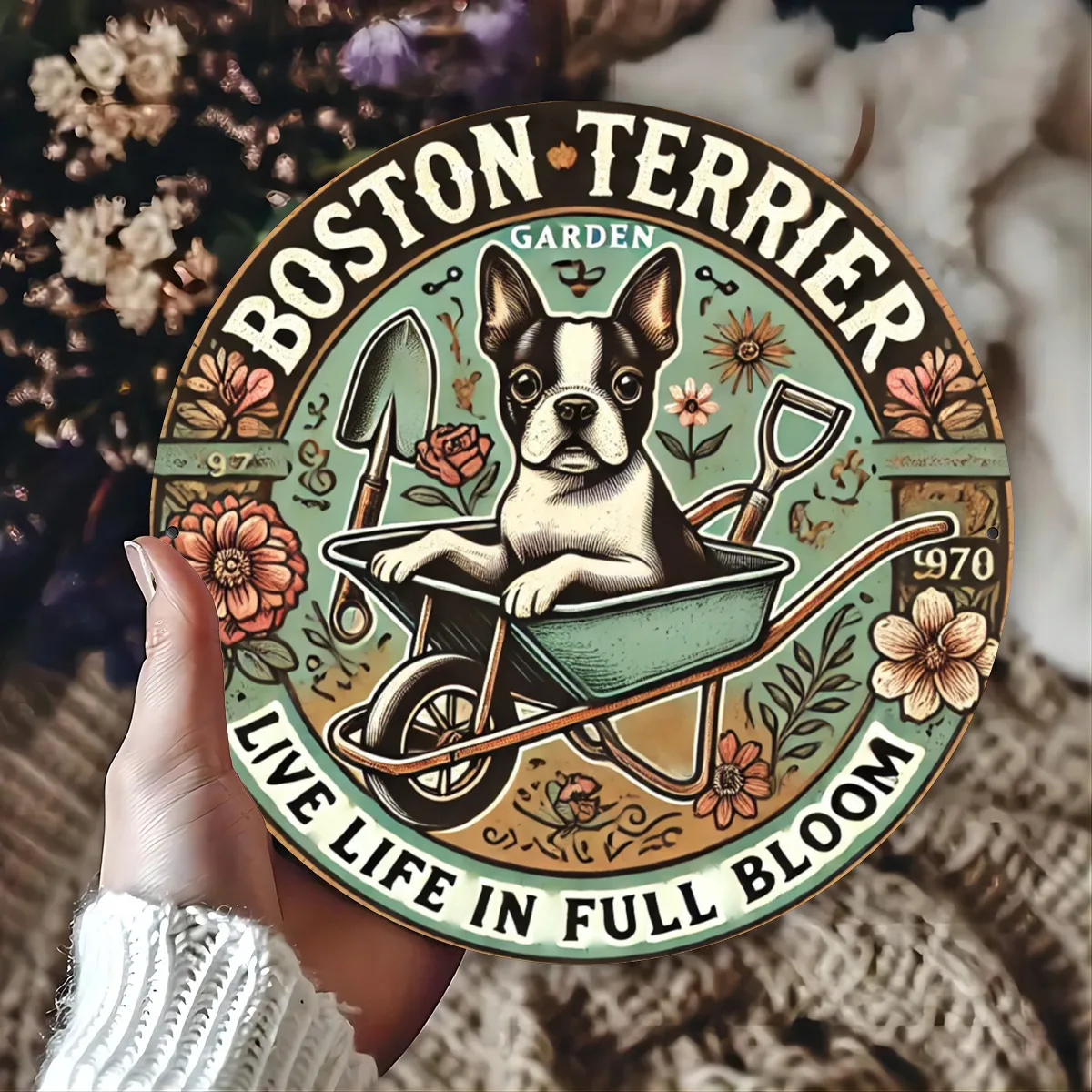 Boston Terrier en el jardín - Arte de pared de hojalata de aluminio vintage, decoración moderna para el hogar y el bar, suministros para manualidades, Boston Terrier