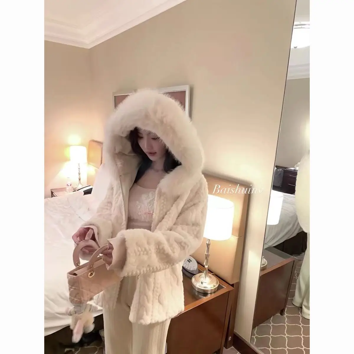 معاطف فرو المنك النسائية المخملية مثل حزام الثلج الجدة س الرقبة موضة خفيفة الوزن Casaco المطرزة الكتفيات التخسيس OL