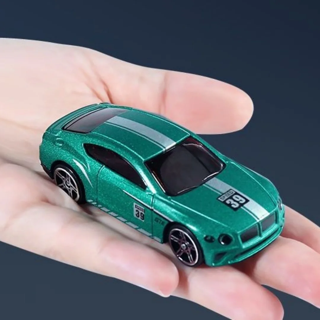 Two Randomly Loaded Alloy Car Models, Toys, Return Force, and Movable Car Ornament Models