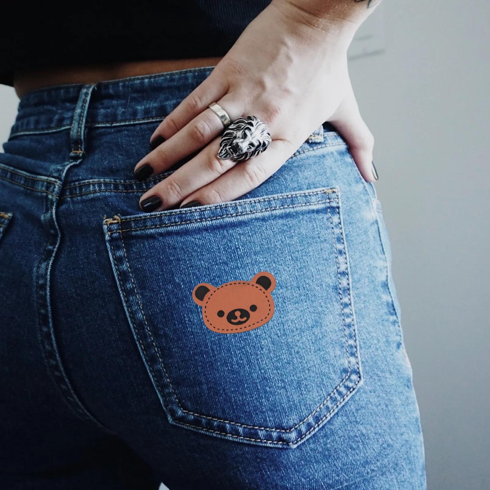 

100Pcs Bear Head PU Clothing Label Tags Embossed DIY Sewing Handmade Bags Apparel Accessories Clothing Tags