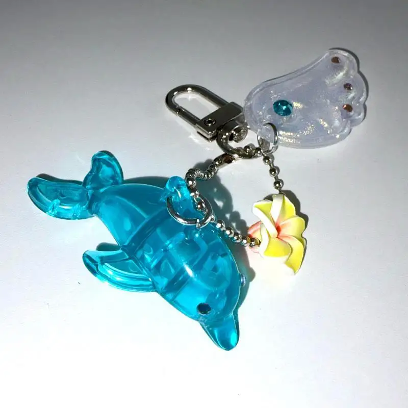 Transparenter blauer Acryl-Delfin-Schlüsselanhänger mit Blumenanhängern und Strassflügeln, perfekte Taschendekoration für Meeresliebhaber. – Detail 3