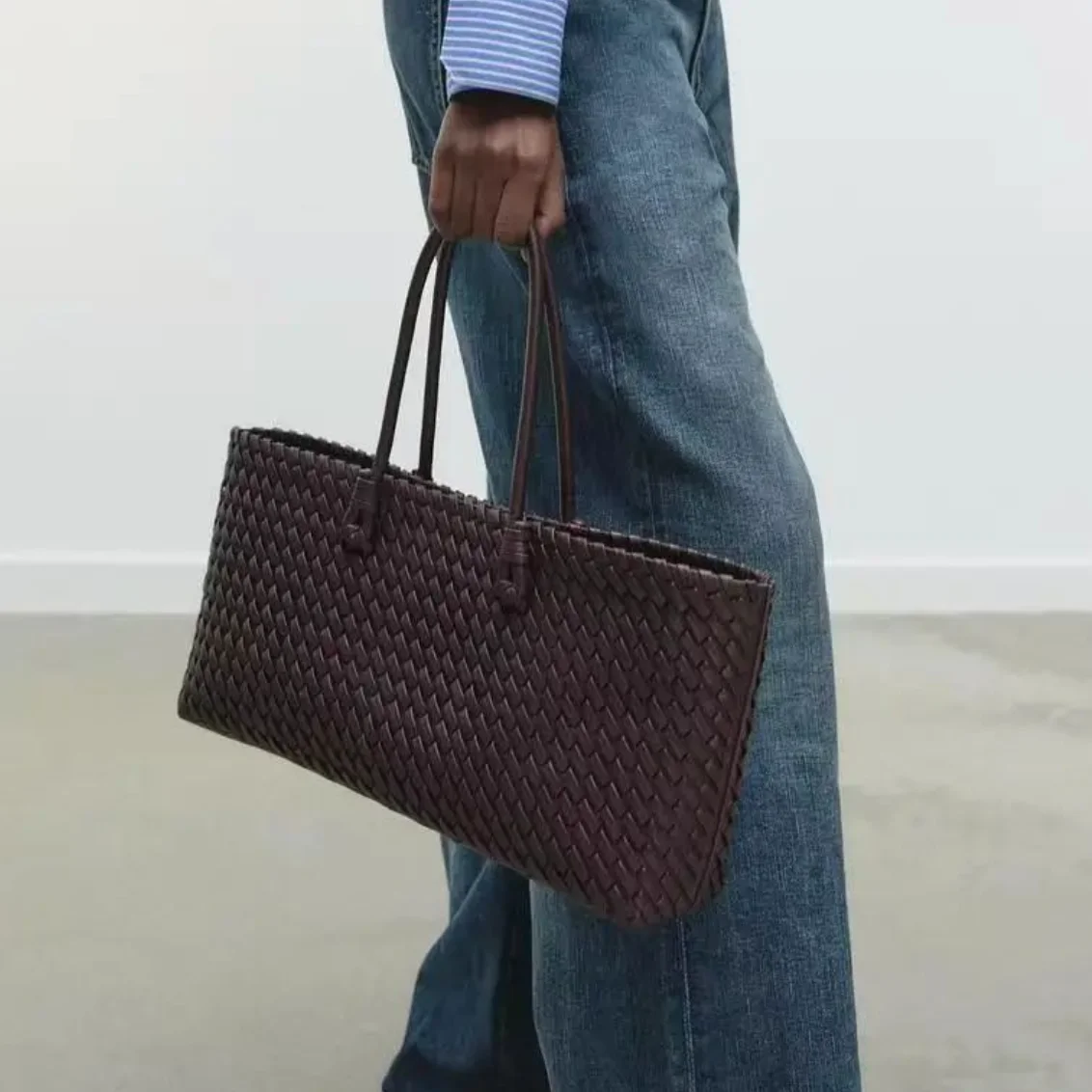 

New Niche Commuting Woven Hand-held Shoulder Bag, Fashionable and Versatile, Super Large Capacity Tote Bag