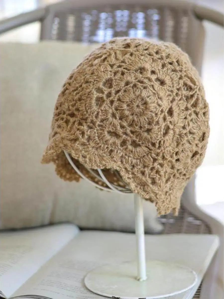 エレガントで甘い手作りのクロシェフラワー、暖かいニットウールの二重層秋冬帽子スカーフセット、スタイリッシュでレトロな芸術的なデザイン